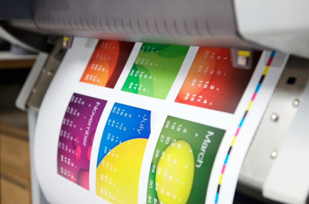 Plóter de gran formato imprimiendo calendarios a todo color